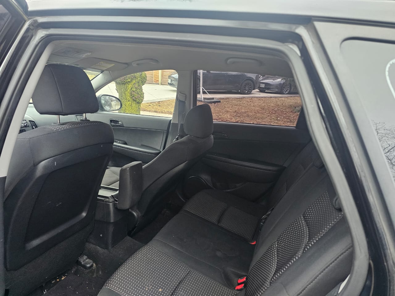 Black 2012 Hyundai Touring cabin