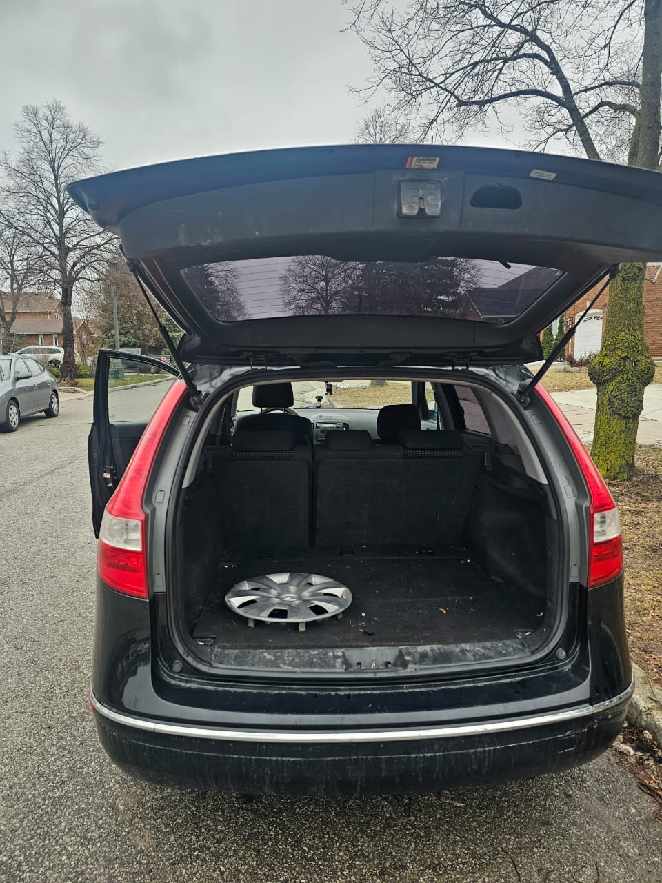 Black 2012 Hyundai Touring detail